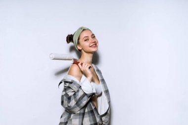 mutlu genç kız ekose gömlek house Painter onarım yapar, duvarlar beyaz renkte boyar