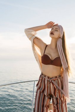Karayip adalarında tatil yelken onun yatta poz çekici şık kız