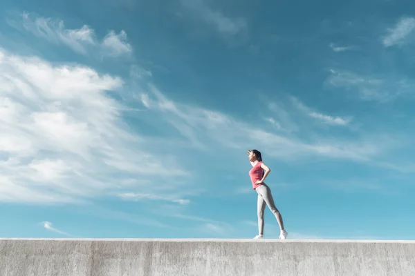 Aktivní mladá dívka warm-up pod širým nebem před tréninkem, získává na síle — Stock fotografie