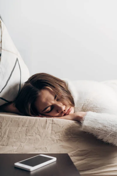 Jovem está cansado, dormindo na cama depois de um dia de trabalho duro — Fotografia de Stock