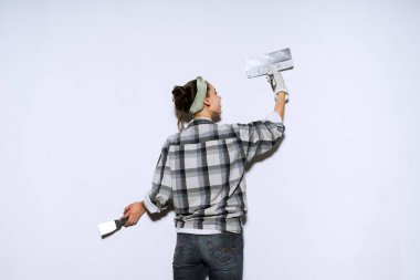 yeni eviyle duvarlarda tesviye, tamir ekose gömlekli bir genç kız