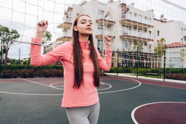 açık spor alanı üzerinde egzersiz emin atletik kız