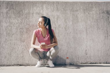 daha önce eğitim enerji kazanıyor ince genç kız müzik kulaklık, açık havada, dinler