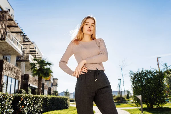 Elegante jovem loira modelo menina posando ao ar livre no sol — Fotografia de Stock