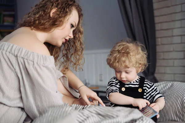 Přátelská rodina, mladá matka učí své malé dítě, syna číst, trávit čas společně — Stock fotografie