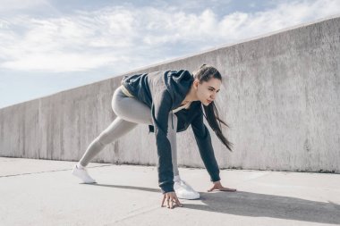 açık havada pratik bir maraton koşmak hazır Başlarken güçlü kalıcı genç kız