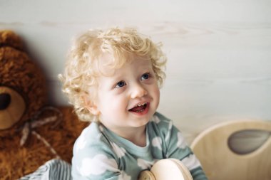 gülüyor, Aile ile oynarken mutlu küçük kıvırcık oğlu