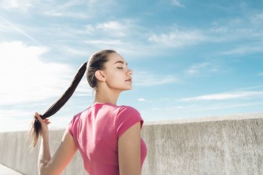 güç ve enerji kazanıyor sonra eğitim açık havada dinlenme huzurlu genç bir kız