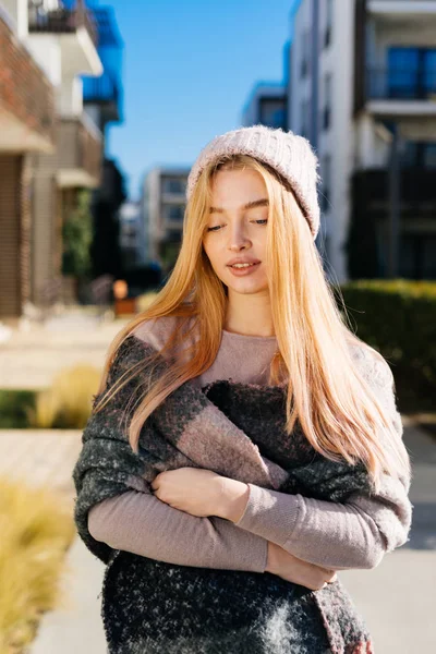 Vacker blond flicka i en rosa hatt promenader utomhus i solen, leende — Stockfoto