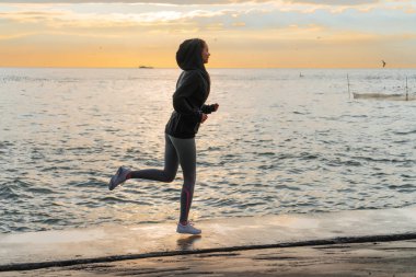 inatçı atletik kız sahilde çalışır, spor için gider ve sağlıklı bir yaşam tarzı olur