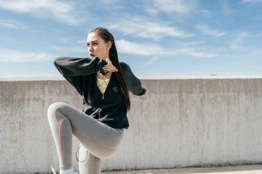 kalıcı etkin kız trenler açık havada kneads kaslar, sağlıklı bir yaşam tarzı olur