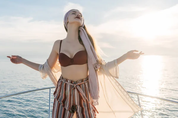 Luxusní atraktivní dívka v módní plavky si užívat slunce a teplo, plachtění na jachtě na ostrovy — Stock fotografie