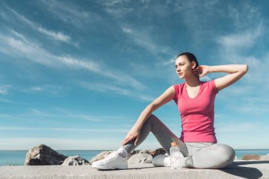 gücü geri eğitim açık havada sonra dinlenme ince atletik genç kız