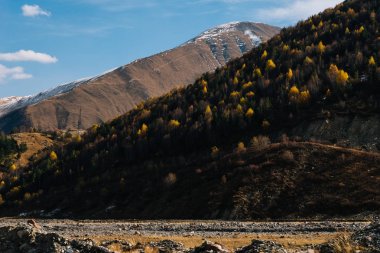 Sihirli büyüleyici doğa, mavi gökyüzünün altında yüksek görkemli dağlar
