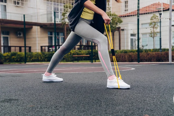 Atlética joven se entrena en un campo de deportes al aire libre, ama la aptitud y los deportes — Foto de Stock