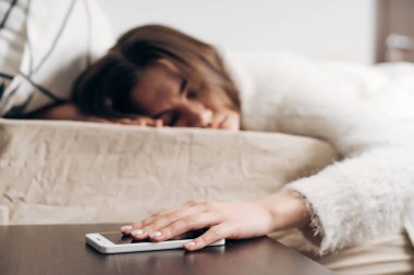 sabah erkenden, yatakta uyuyan uykulu genç kız alarmı duyamıyorum