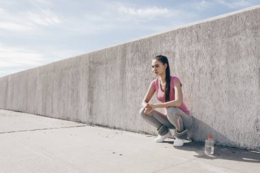 güç kazanıyor zor egzersiz açık havada sonra dinlenme genç ince kız