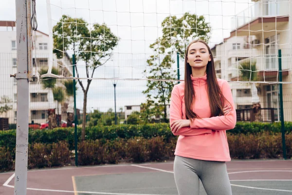 Vertrouwen slank jong meisje rusten na een lange training in de buitenlucht doet fitness — Stockfoto