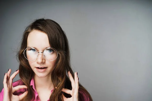 Bela jovem trabalhador de escritório mulher na camisa rosa e óculos posando — Fotografia de Stock