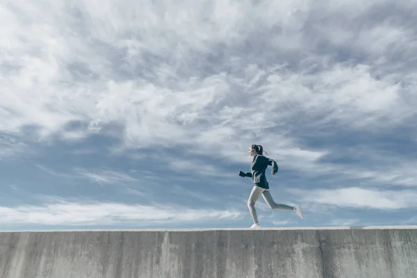 Chica atlética activa corre al aire libre, se prepara para una maratón, trenes — Foto de Stock