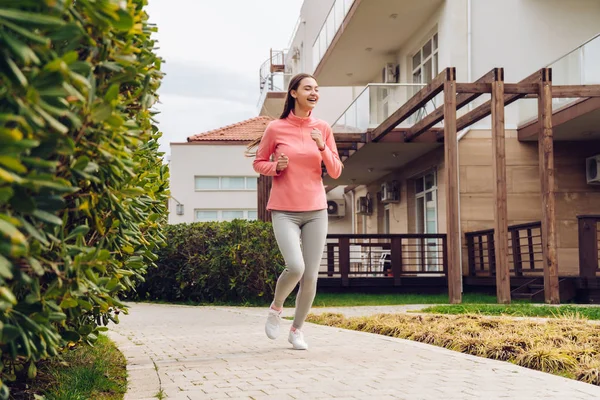 Koppig sterke meisje loopt in de open lucht, treinen, wil om gewicht te verliezen — Stockfoto