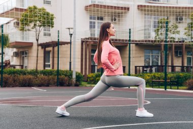 atletik güçlü genç kız önce açık spor alanı eğitim yoğurma