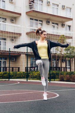 inatçı bir genç kız aktif olarak eğitir ve kas kneads bir açık hava sporları yere, kilo vermek istiyor