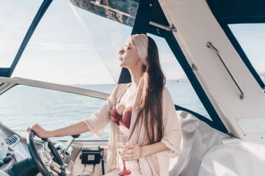 güzel çekici kadın zengin yaşam ve eğlence sahiptir, onun beyaz yat çalışır ve şampanya içer