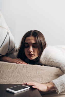 uykulu genç kız sabah erken bir yüksek sesle çalar saat yüzünden uyandım