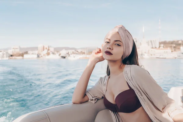 Egy vonzó luxus lány fején fejkendőt vitorla neki fehér hajó a tenger — Stock Fotó