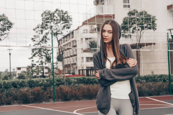 Vertrouwen sterk meisje rusten na de training, verkrijgen van kracht en energie op het gebied van outdoor sporten — Stockfoto