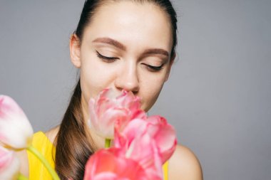 kokulu Pembe çiçek kokulu sarı elbiseli genç şirin kız