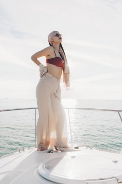 Karayip Denizi üzerinde yelken lüks çekici kız onu pahalı yat üzerinde poz