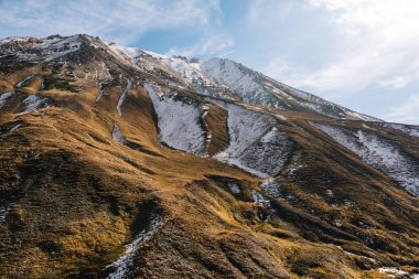büyüleyici doğa, beyaz kar, soğuk hava ile kaplı yüksek görkemli Dağları