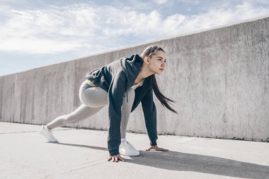 Sürekli kendine güvenen kız bir maraton koşmak için hazır duruyor başında