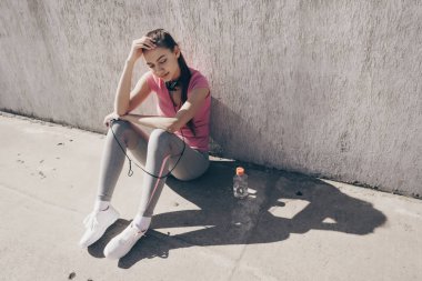 güç ve enerji eğitim önce kazanıyor zemin açık havada üzerinde oturan genç kız