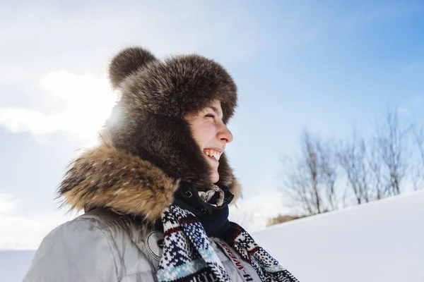Szczęśliwa młoda dziewczyna w kapeluszu ciepłe futro podróżuje przez zimno daleko na północ, uśmiechy, śnieg i słońce — Zdjęcie stockowe