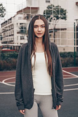 Kendinden emin bir atletik kız bir açık spor alanı standları, fitness devreye girer