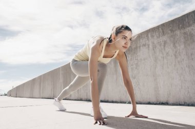 Kendine güvenen güçlü kız açık havada, bir uzun mesafe çalıştırmak için hazırlanan spor sever