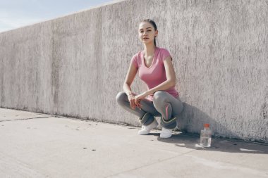 güç ve enerji kazanıyor eğitim açık önce havada dinlenme güzel genç kız