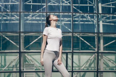 daha önce eğitim güneşte açık havada dinlenme çekici atletik kızı seviyor spor ve fitness