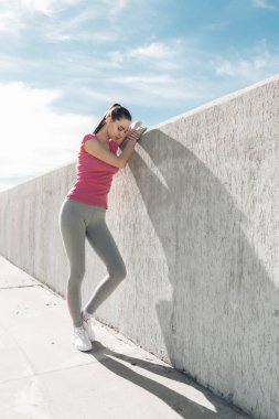 Spor ve fitness eğitim açık havada sonra dinlenme ince güçlü bir kız