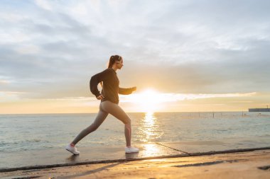 gayretli ince kız sahil günbatımı, müşteri adaylarını etkin ve sağlıklı bir yaşam tarzı çalışır