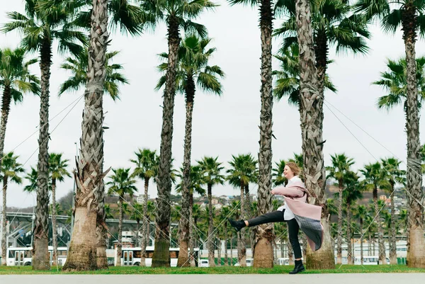 yürüyen bahar yeşil park boyunca yürüyüş şık genç kadın