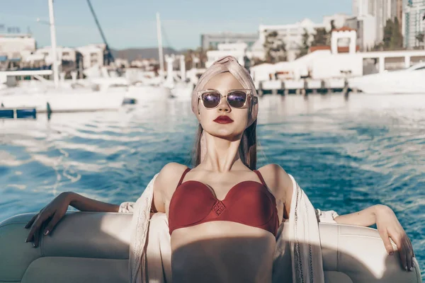 Lüks zengin bir kadın güneş gözlüğü aittir ve onun yatta yelken Karayip Denizi üzerinde rahatlatır — Stok fotoğraf