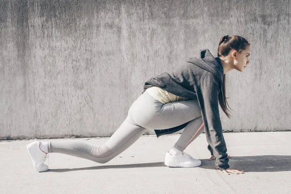 Envisa stark tjej beredd att springa en lång sträcka, Utomhus — Stockfoto
