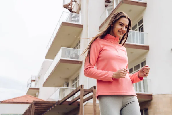 Gelukkig actieve meisje lopen rond in de open lucht, doen van sport en een gezonde levensstijl te leiden — Stockfoto