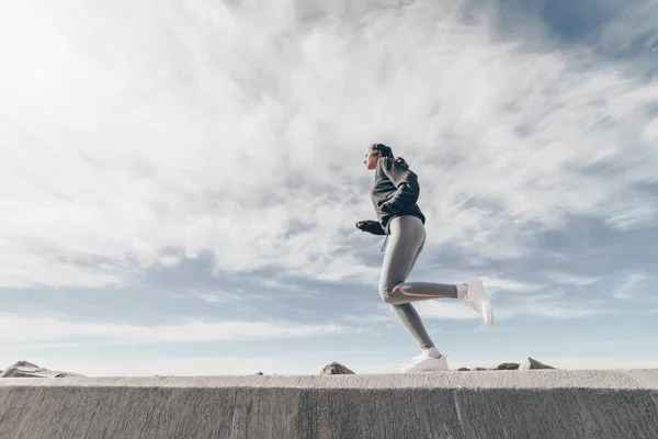 Aktiva atletisk flicka kör i det öppna luften, förbereda för tävlingar — Stockfoto