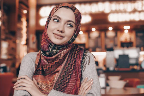 Belle jeune fille arabe avec foulard souriant et détournant les yeux, attendant sa nourriture — Photo