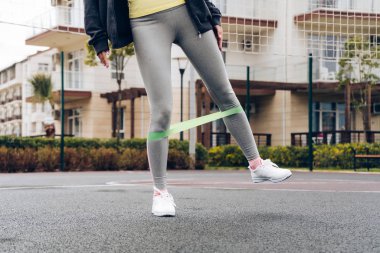 atletik genç kız pompalar bacak kasları, açık spor alanı